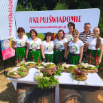 Koło Gospodyń Wiejskich w Leśnictwie pozujące do zdjęcia wraz ze swoją potrawą konkursową „Echo kniei po zmroku” 