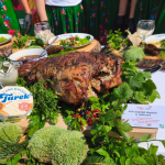 „Echo kniei po zmroku” – opowieść o dzikiej naturze, aromatach lasu i bogactwie regionalnej ziemi, zapisaną smakiem – potrawa przygotowana przez Koło Gospodyń Wiejskich w Leśnictwie; laureat I miejsca