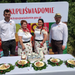 Koło Gospodyń Wiejskich w Korzeczniku pozujące do zdjęcia wraz ze swoją potrawą konkursową „Prażuchy wielkopolskie z okrasą ze skwarków i cebuli, podawane z kwaśnym mlekiem lub mlekiem” 