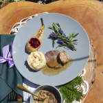  Dzik w purpurze zaklęty z Sokołem w tle polany sosem grzybowym na aromatycznym musie z pasternaka z borówką i gruszką karmelizowaną – potrawa przygotowana przez Koło Gospodyń Wiejskich ,Lawendowy Zakątek" , I miejsce